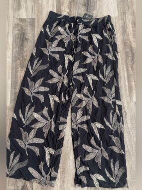 Rene Ruiz Black Wide-Leg Pants with Cream Leaf Print